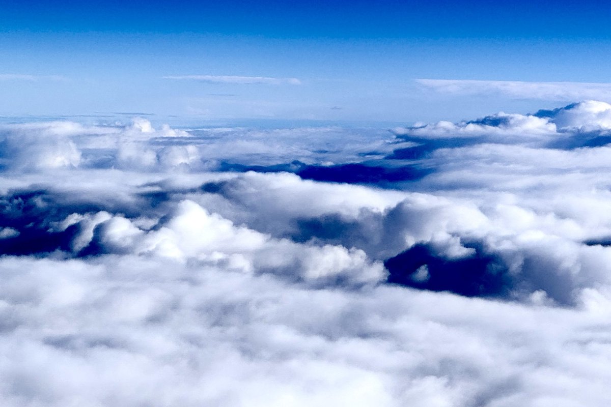 Titelbild für Beitrag: Christi Himmelfahrt - Nur ein Foto aus dem Fenster eines Flugzeugs. Nur der Himmel …